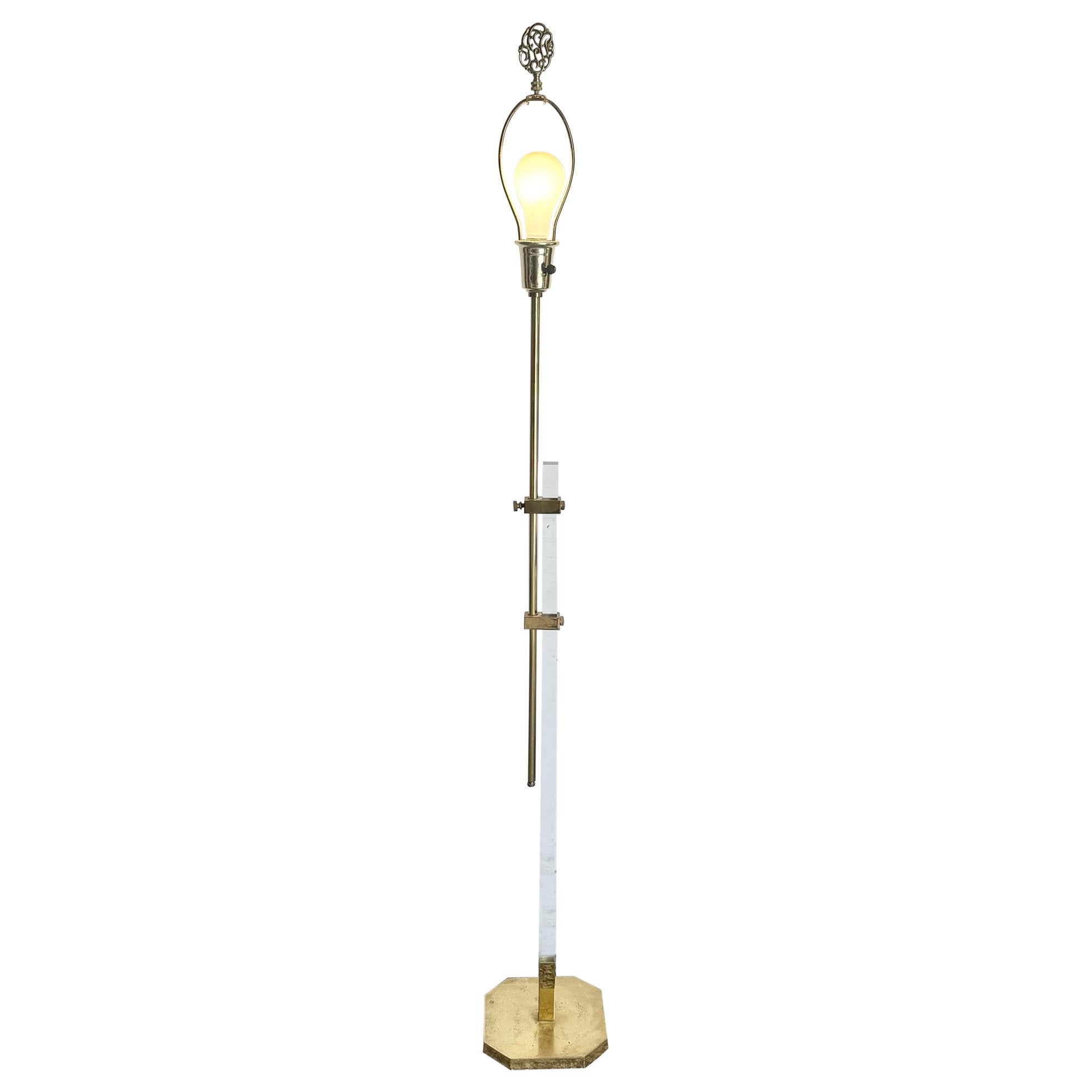 Lampada da terra Regency in lucite e oro in vendita