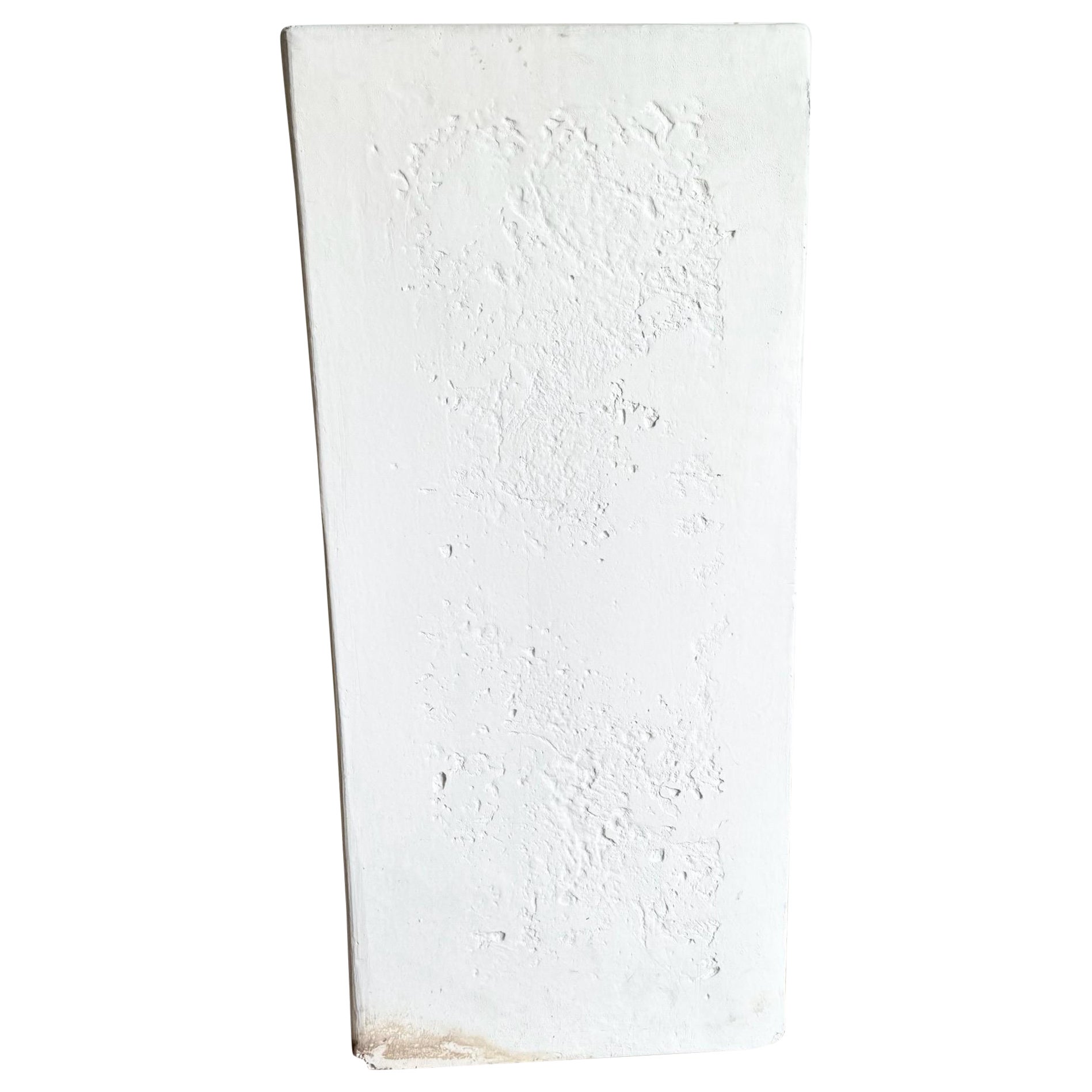 Pedestal posmoderno de escayola blanca