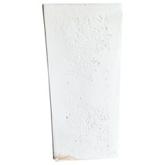 Pedestal posmoderno de escayola blanca