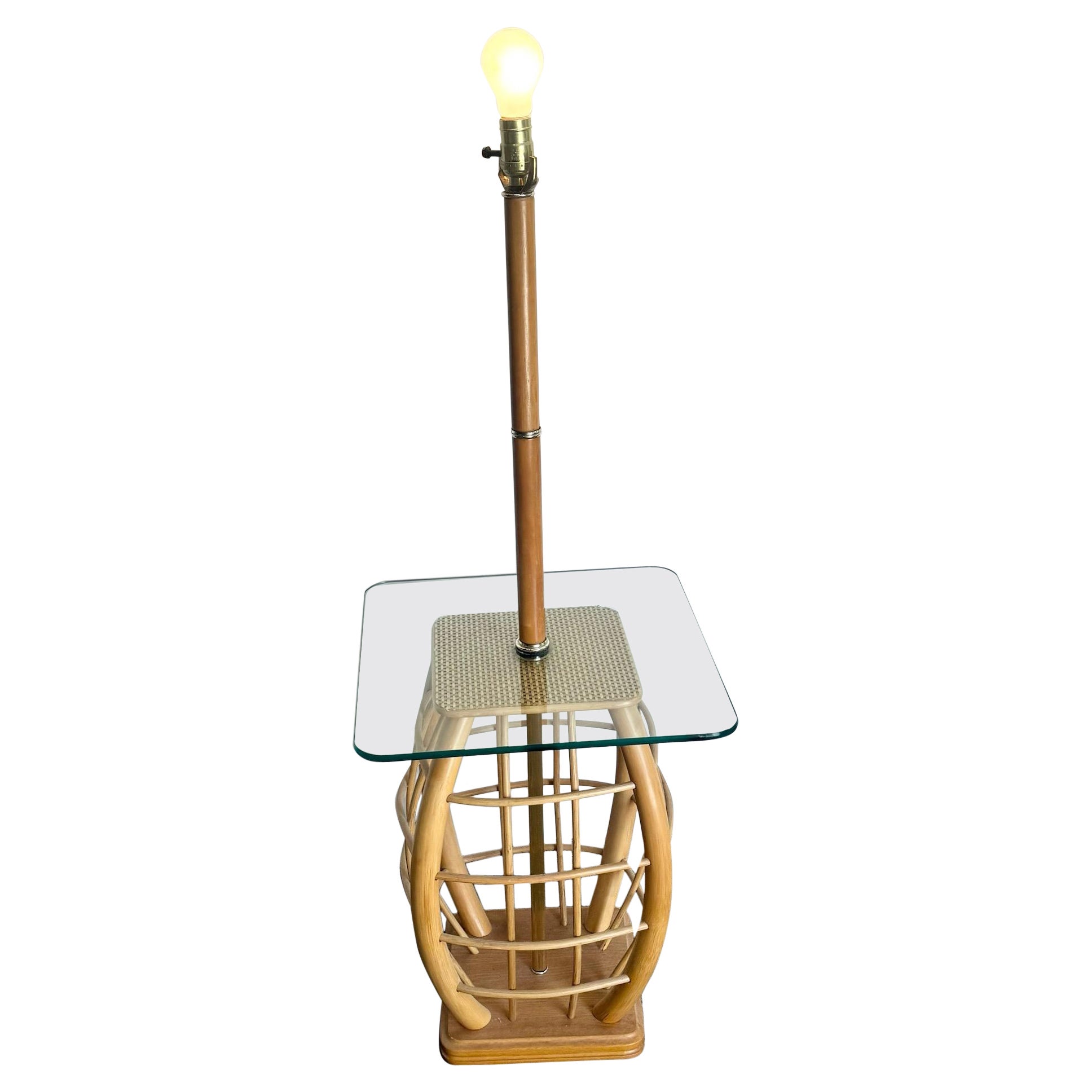 Lampadaire/Table d'appoint Boho Chic en rotin avec plateau en verre en vente
