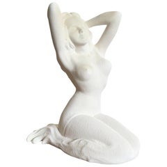 Sculpture postmoderne en plâtre blanc représentant une femme nue
