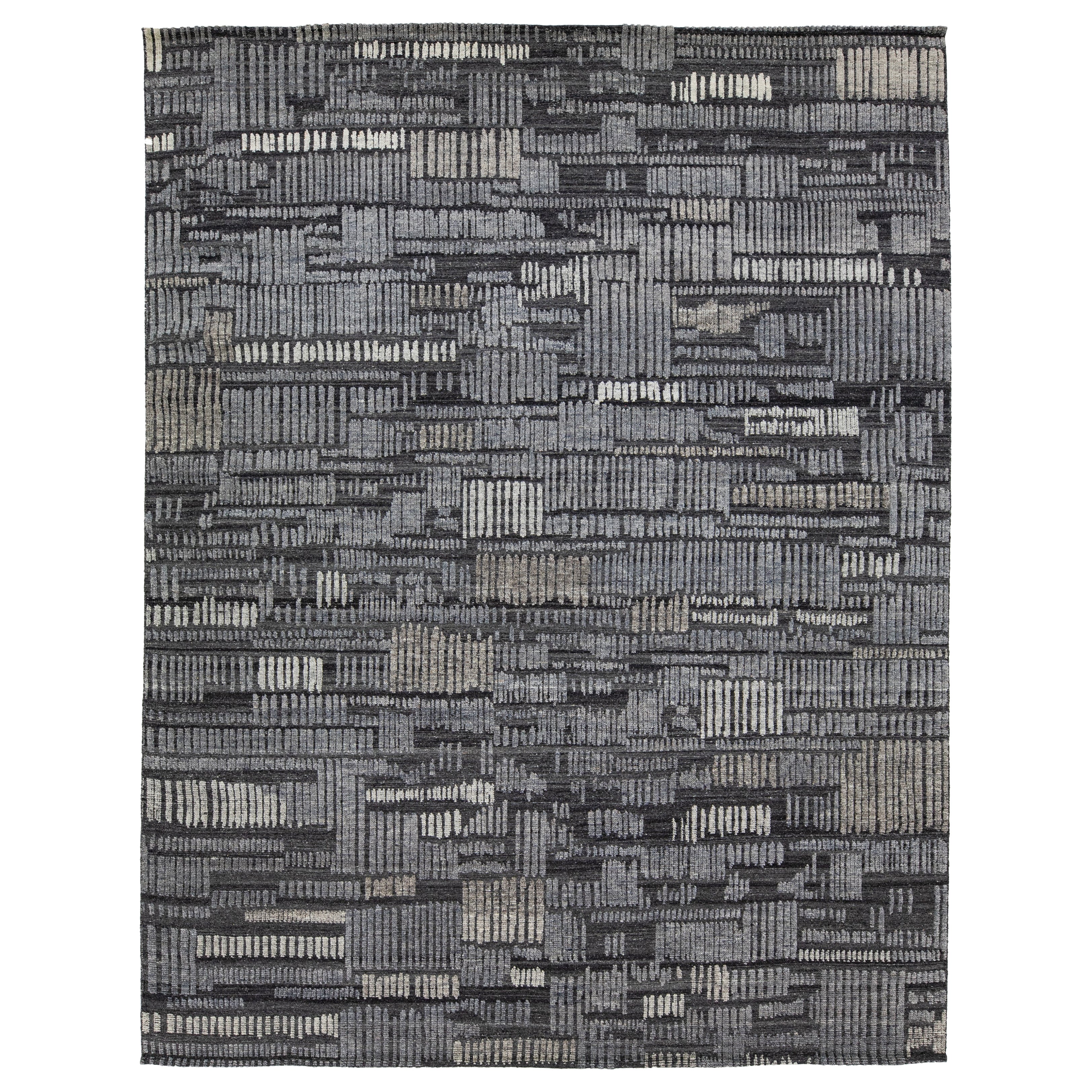 Moderner Wollteppich im marokkanischen Stil in Grau mit geometrischem Design von Apadana im Angebot