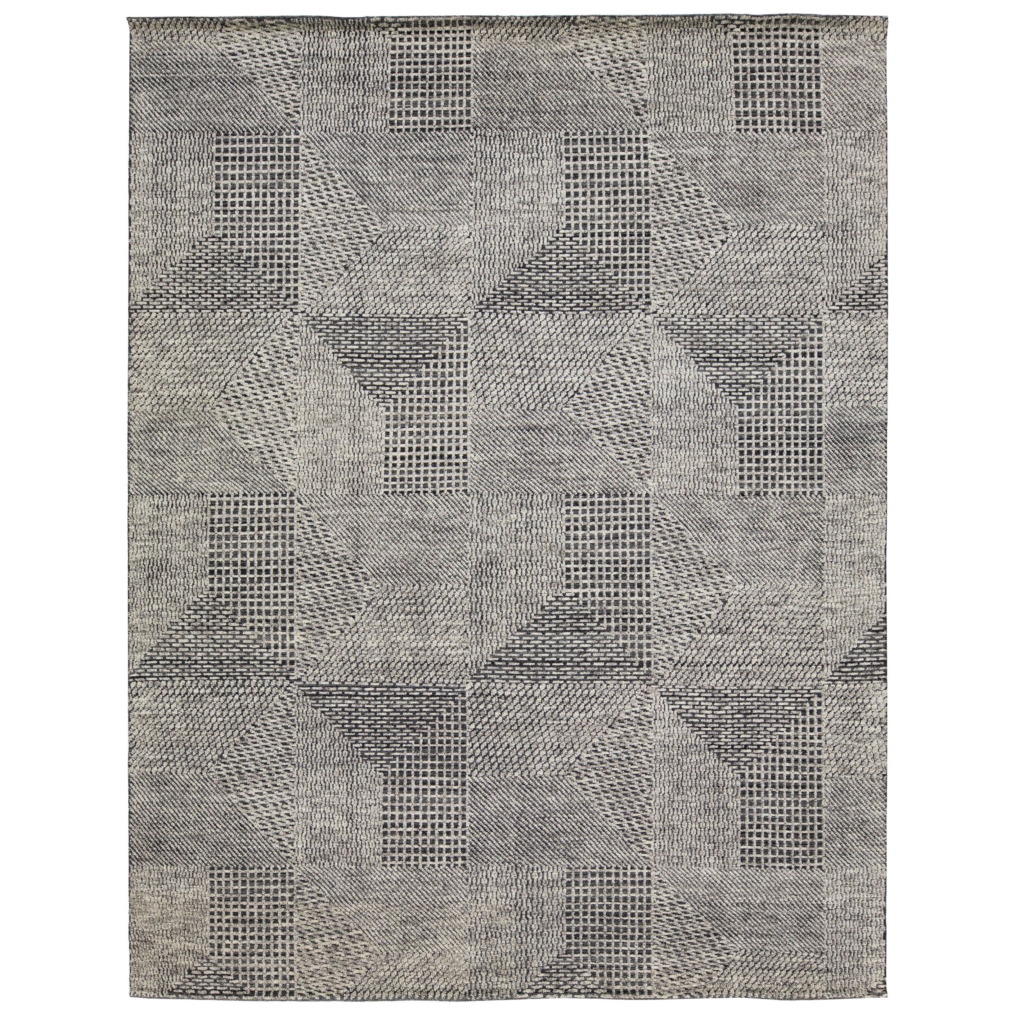 Moderner Wollteppich im marokkanischen Stil in Hellgrau mit abstraktem Design von Apadana