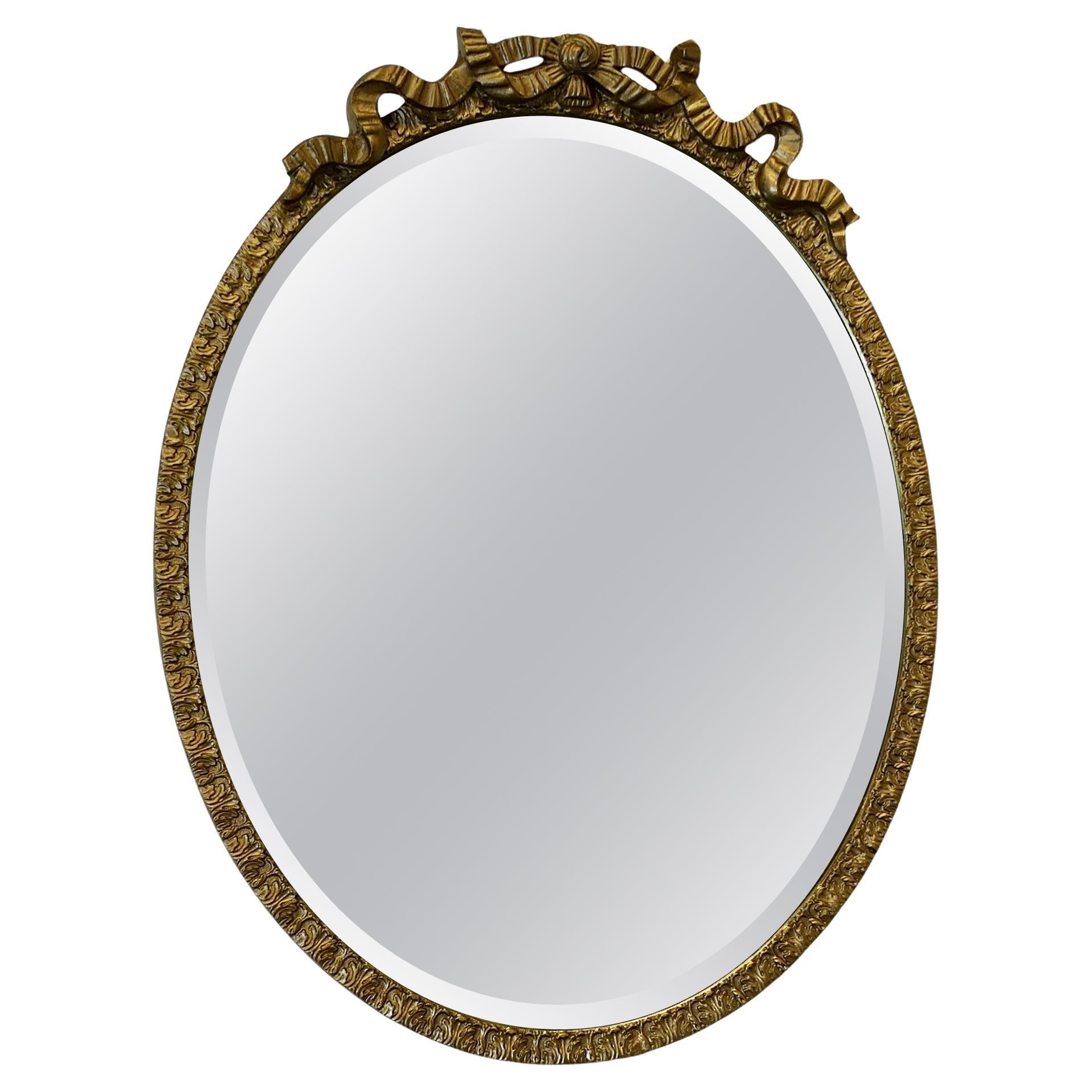 Ovaler vergoldeter Wandspiegel mit Verzierungen  The Mirror ist oval, er hat einen 1 vergoldeten Rahmen