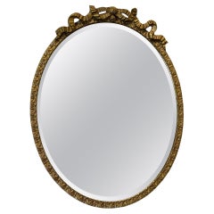 Ovaler vergoldeter Wandspiegel mit Verzierungen  The Mirror ist oval, er hat einen 1 vergoldeten Rahmen