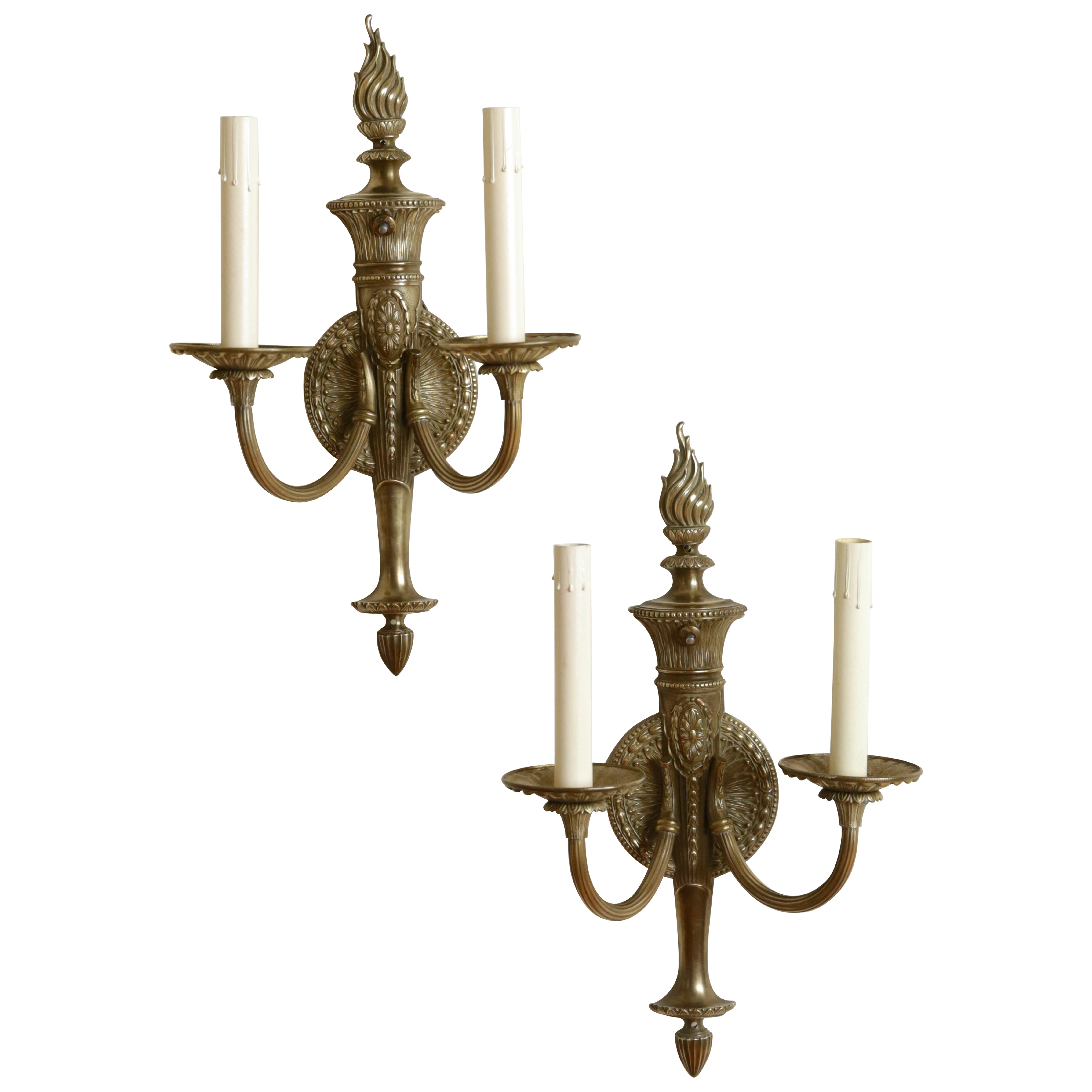Paire d'appliques américaines à 2 lumières de style néoclassique en laiton moulé, vers 1925
