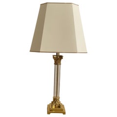 Korinthische Lucite-Säulen-Tischlampe aus Messing 1970er Hollywood Regency Postmodern