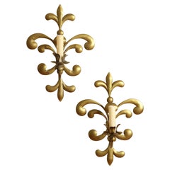 Pareja de candelabros franceses de 1 luz de metal pintado dorado de mediados del siglo XX, ca. 1950