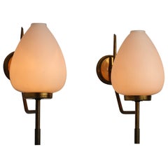 Coppia di lampade italiane di metà secolo in ottone con paralumi in vetro opalino, anni '50