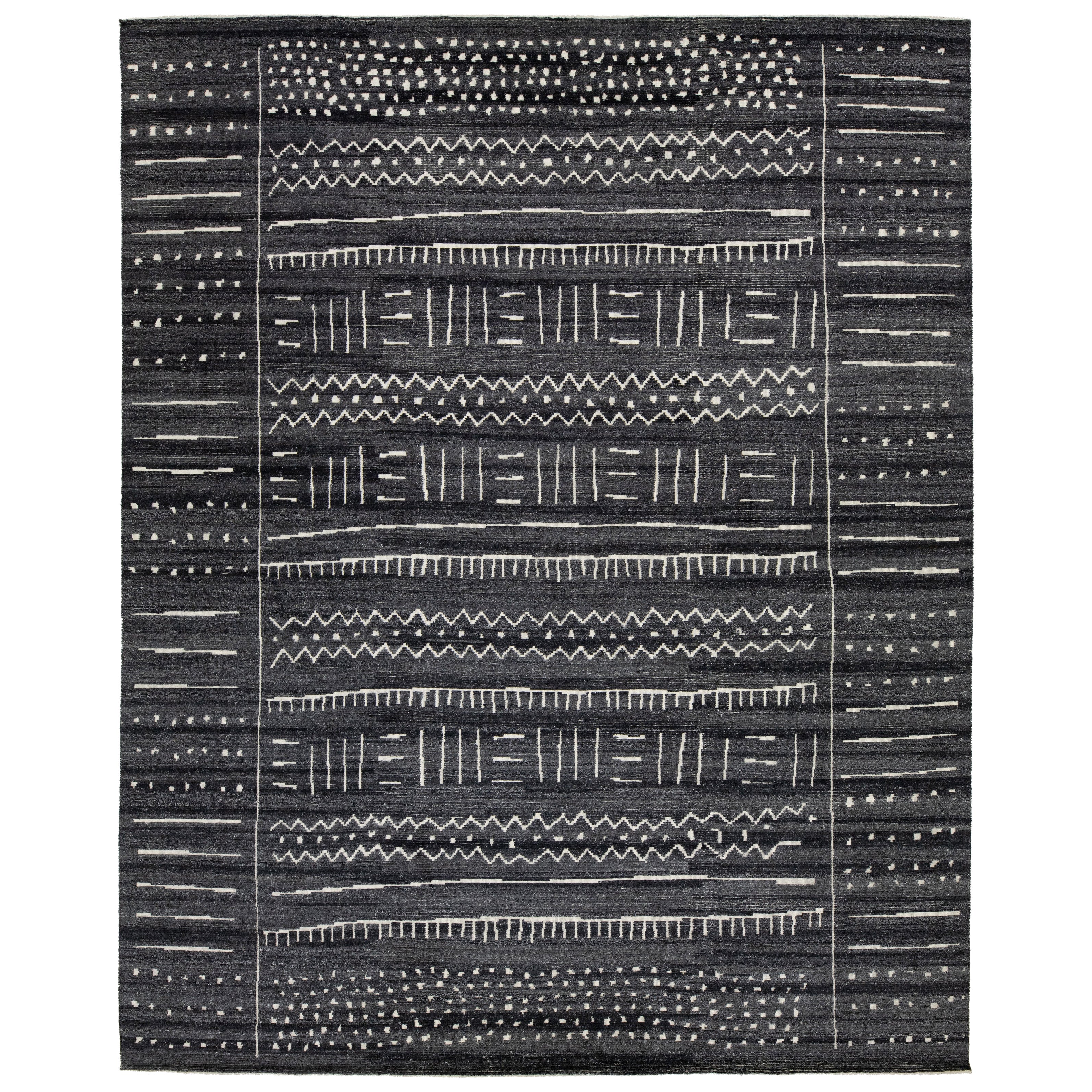 Alfombra moderna de lana gris estilo marroquí con estampado tribal by Apadana