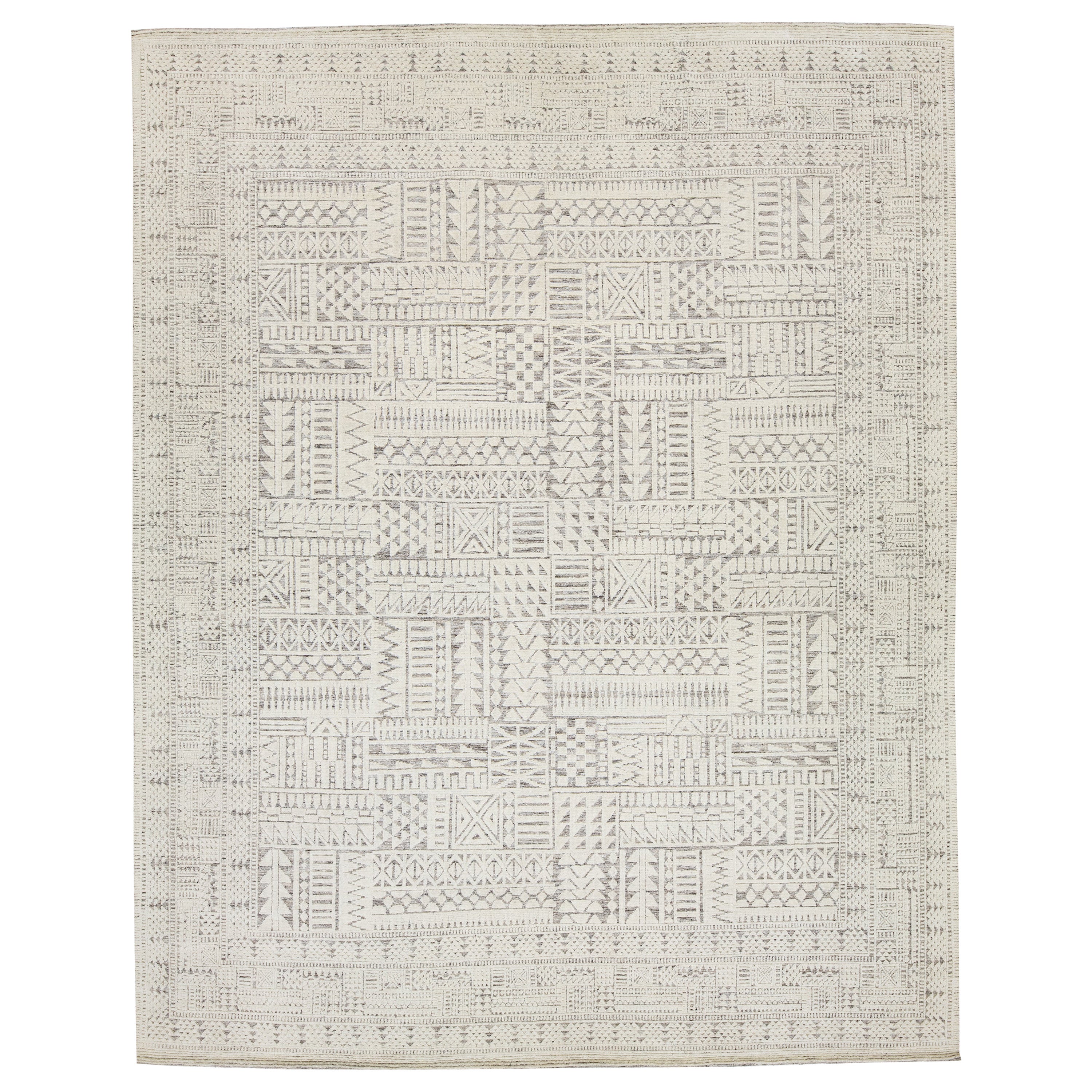 Tapis moderne de style marocain en laine ivoire avec motif tribal par Apadana
