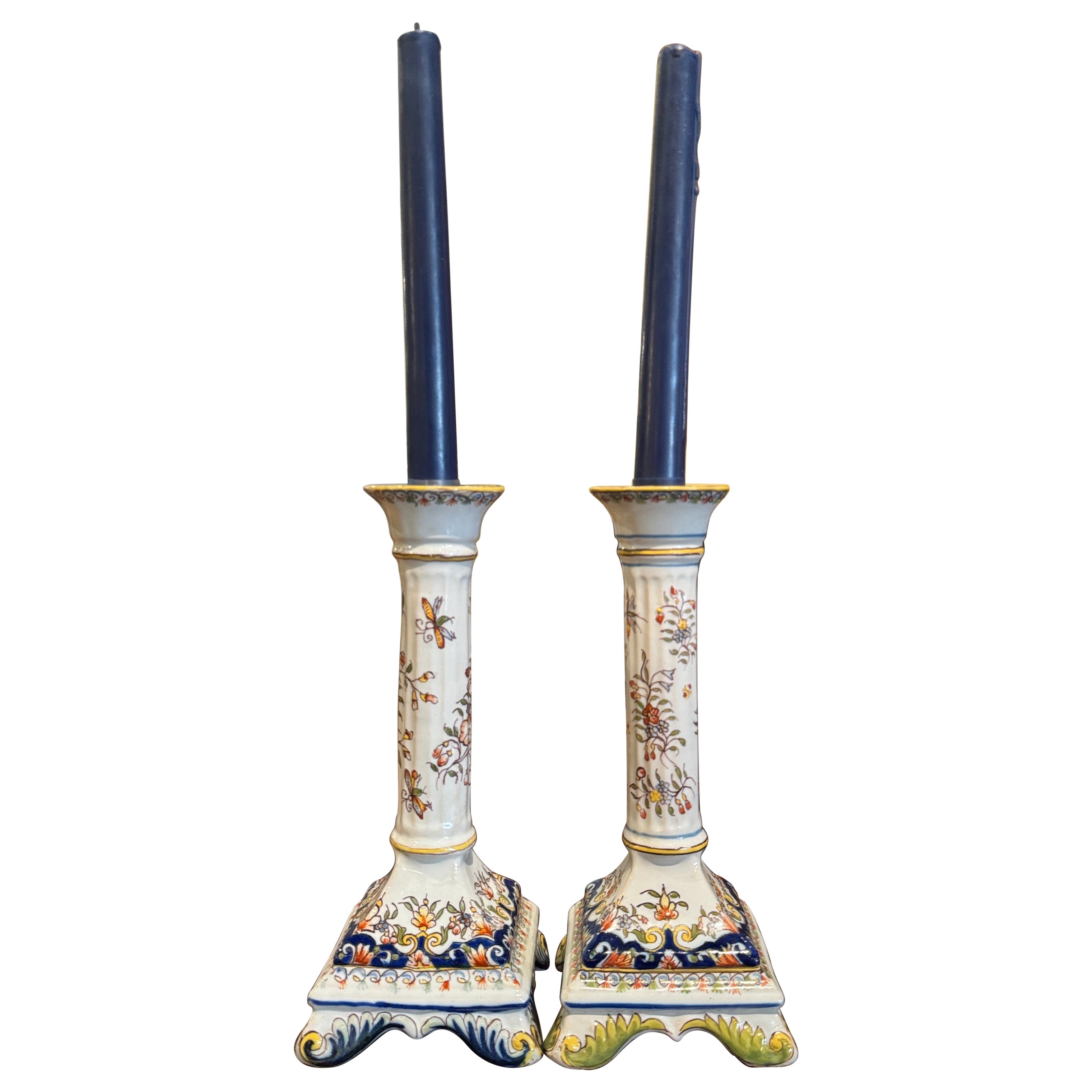 Coppia di candelieri in maiolica francese di Rouen, Normandia, metà del secolo scorso in vendita
