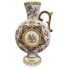 Vaso di faience francese dipinto a mano della metà del secolo, proveniente dalla Normandia di Rouen