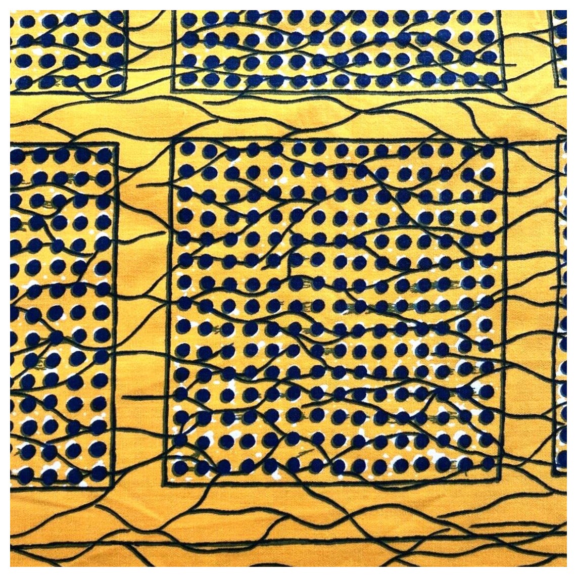  Textil estampado a mano Brunschwig & Fils Yakarta, amarillo y azul, años 70.  Precioso estampado de algodón, fondo amarillo/dorado con líneas, cuadrados y puntos azules, cada cuadrado mide 7