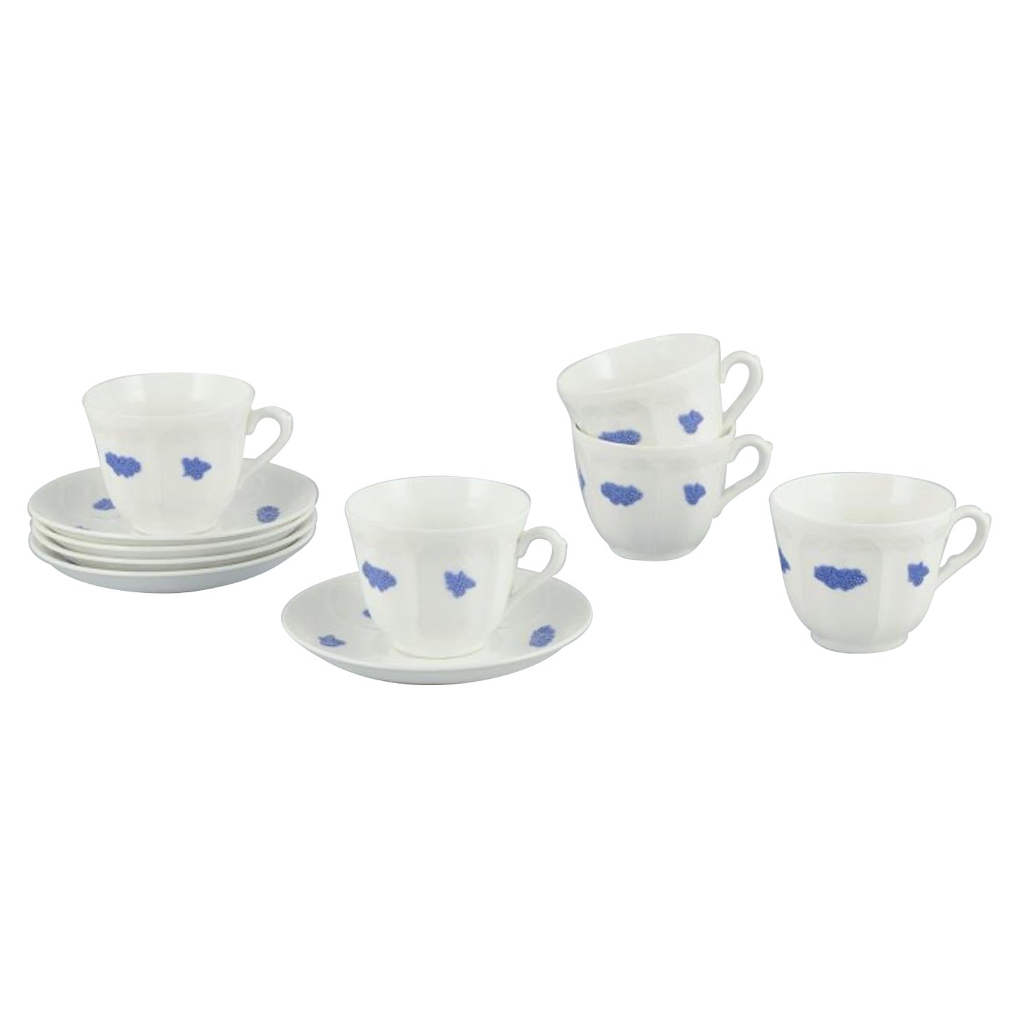 Gustavsberg, Suecia. Juego de cinco tazas grandes de café de porcelana con platito.