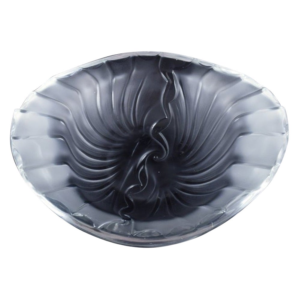 Lalique, France.  Bol en verre d'art avec décoration en relief, années 1980.