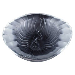 Lalique, France.  Bol en verre d'art avec décoration en relief, années 1980.