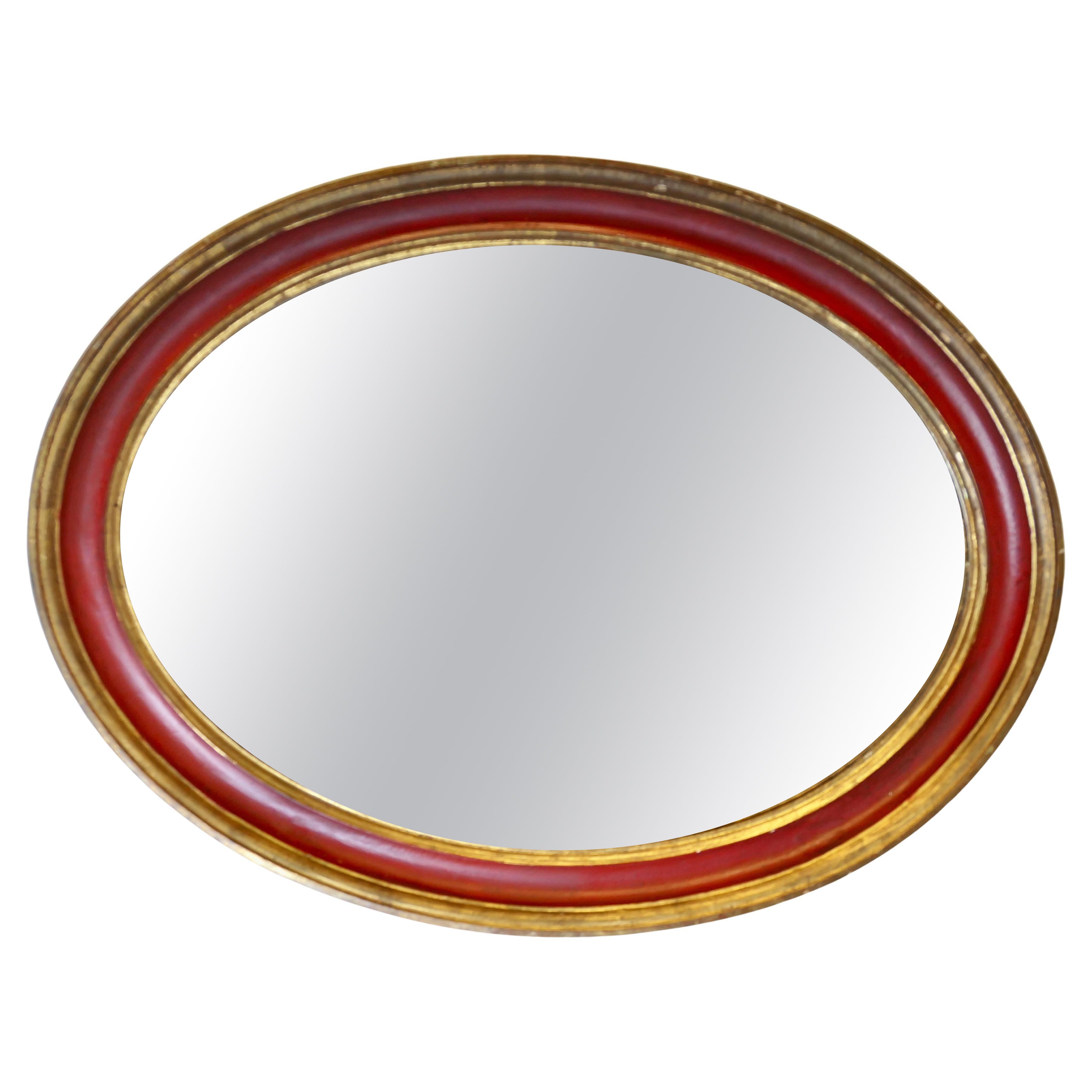 Großer ovaler vergoldeter und roter Wandspiegel  Dieser Spiegel hat einen 3" breiten, ovalen Rahmen. im Angebot