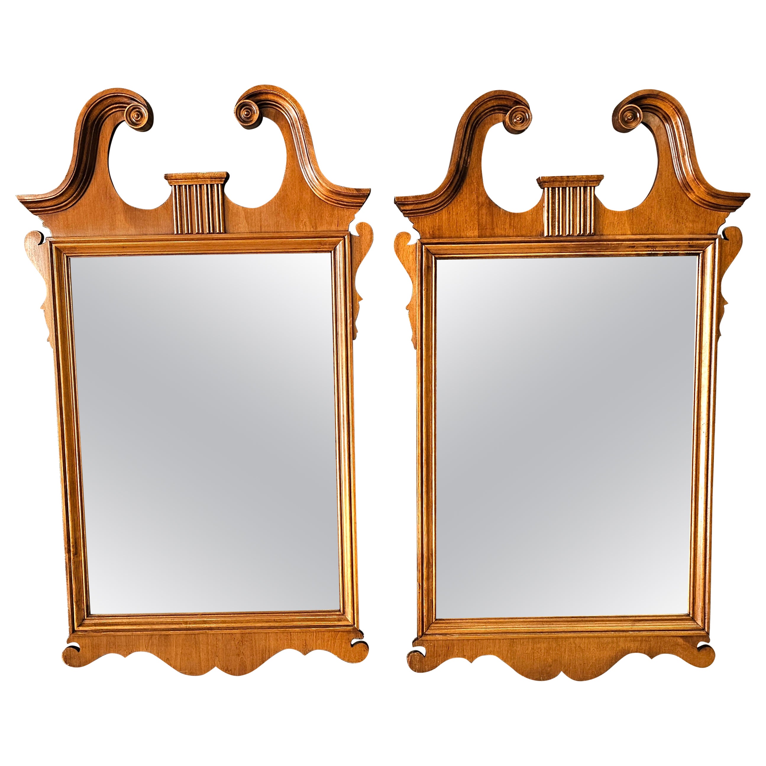 Coppia di specchi da parete Kling Factories Chippendale in acero con orecchie a volute