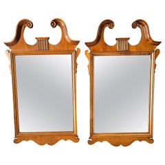 Paire de miroirs muraux Chippendale en érable avec oreilles à volutes des usines Kling