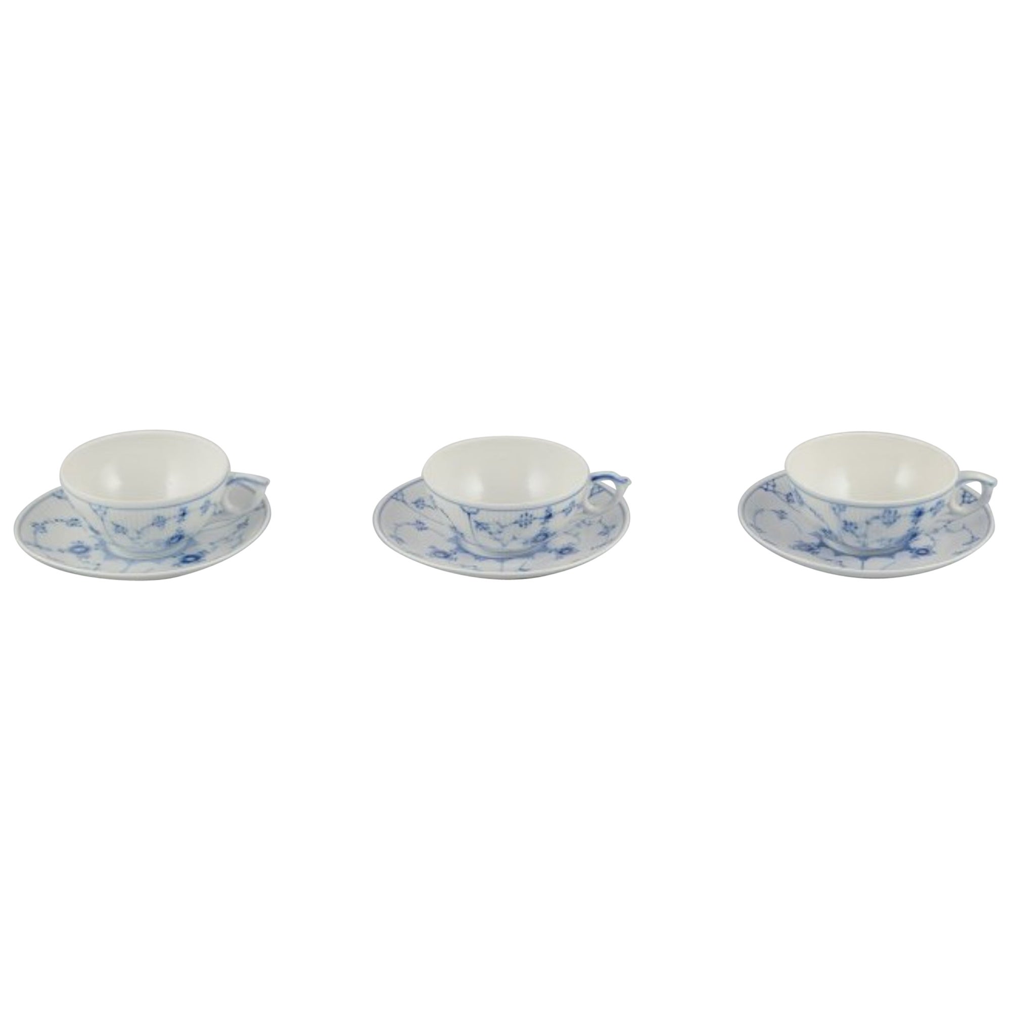 Royal Copenhagen Blau geriffelte Plain. Set aus drei Teebechern mit Untertassen. im Angebot