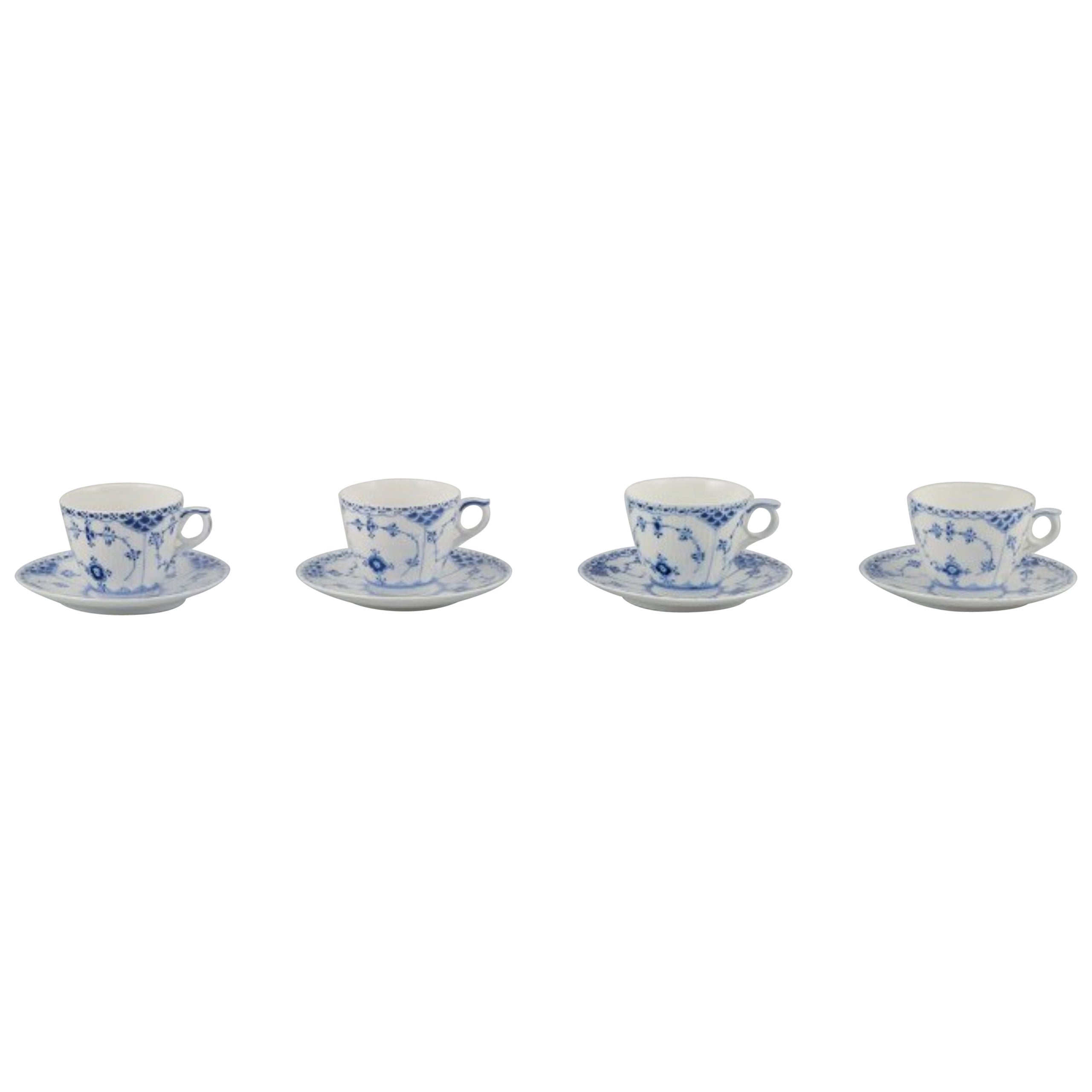 Media puntilla acanalada azul Royal Copenhagen. Juego de cuatro tazas de café con platito.