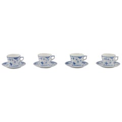 Media puntilla acanalada azul Royal Copenhagen. Juego de cuatro tazas de café con platito.