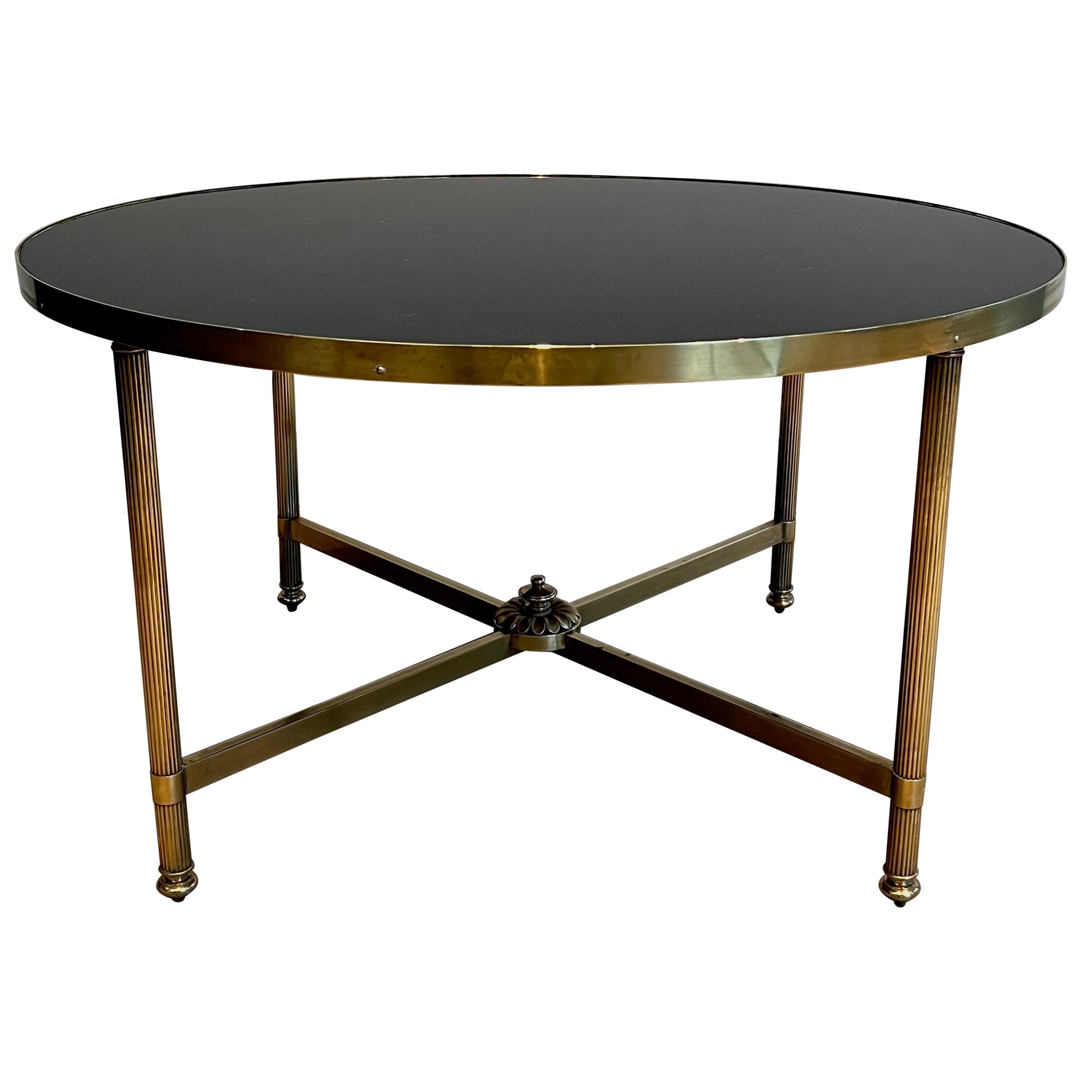 Tavolino rotondo in ottone con piano in vetro laccato nero di Maison Jansen