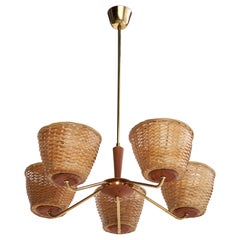 Lampadario di design svedese, ottone, teak, rattan, Svezia, anni '1950