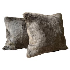 Pair Brown Melange Pelzkissen mit Seide Brown auf der Rückseite Square Shape