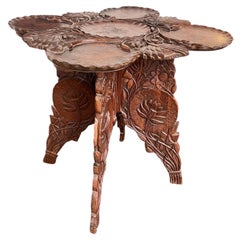 Handgeschnitzter Massivholz Beistelltisch oder Pflanzenständer mit Blumenmotiv