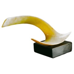 Leonardo Neirman Escultura "Ola" de ónice sobre base de madera