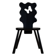 Silla artesanal ondulada de fresno negro