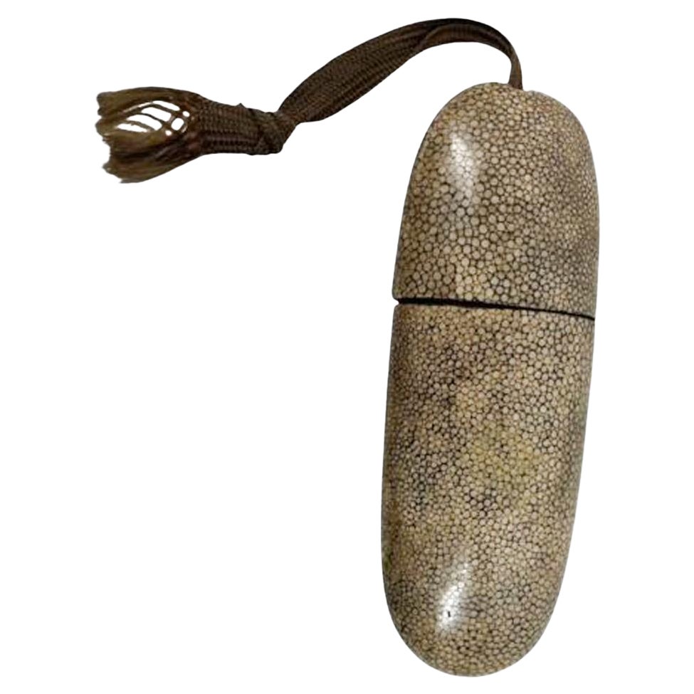 Estuche chino para gafas recubierto de piel de raya en gris natural