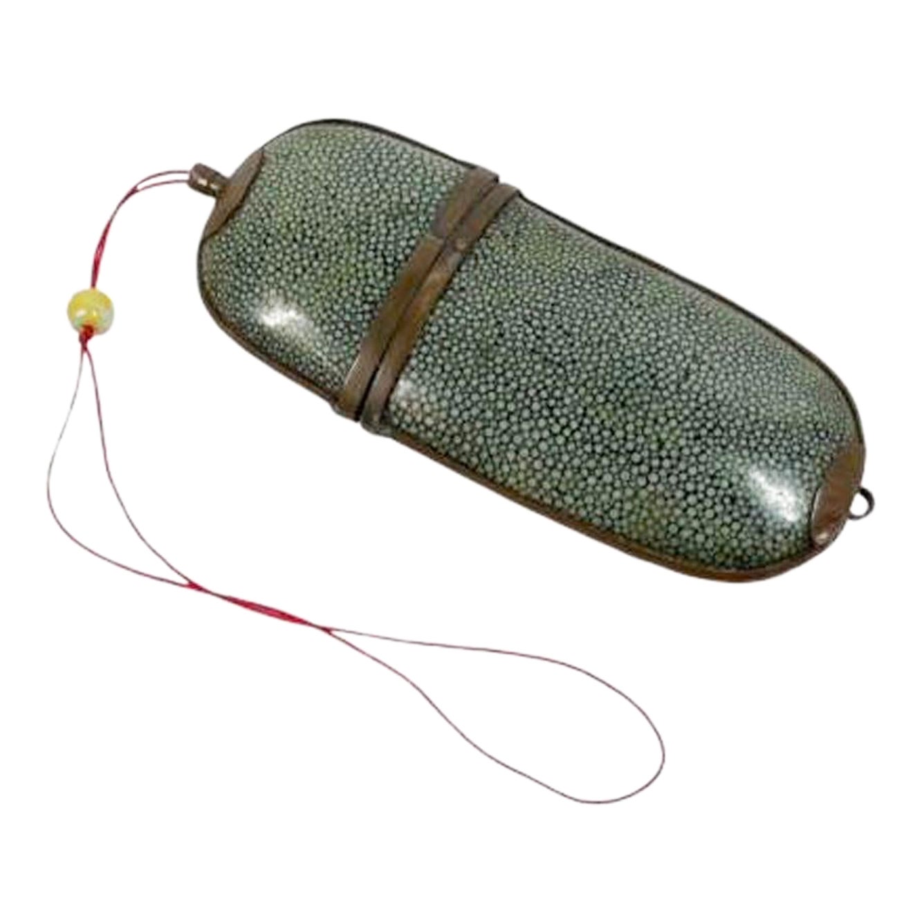 Estuche para gafas con cubierta de piel de zapa teñida de verde chino y adornos de cobre en venta