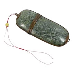 Etui à lunettes chinois en galuchat teinté vert avec garniture en cuivre