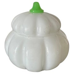 Ancien coffret à citrouille en verre opalin vert et blanc - époque Charles X