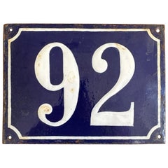 Antigua placa francesa esmaltada con el número de la casa, azul y blanca, circa 1900