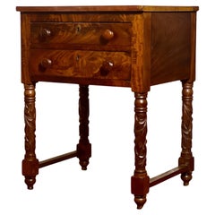 Mesa de trabajo o soporte antiguo Imperio de dos cajones en caoba flameada