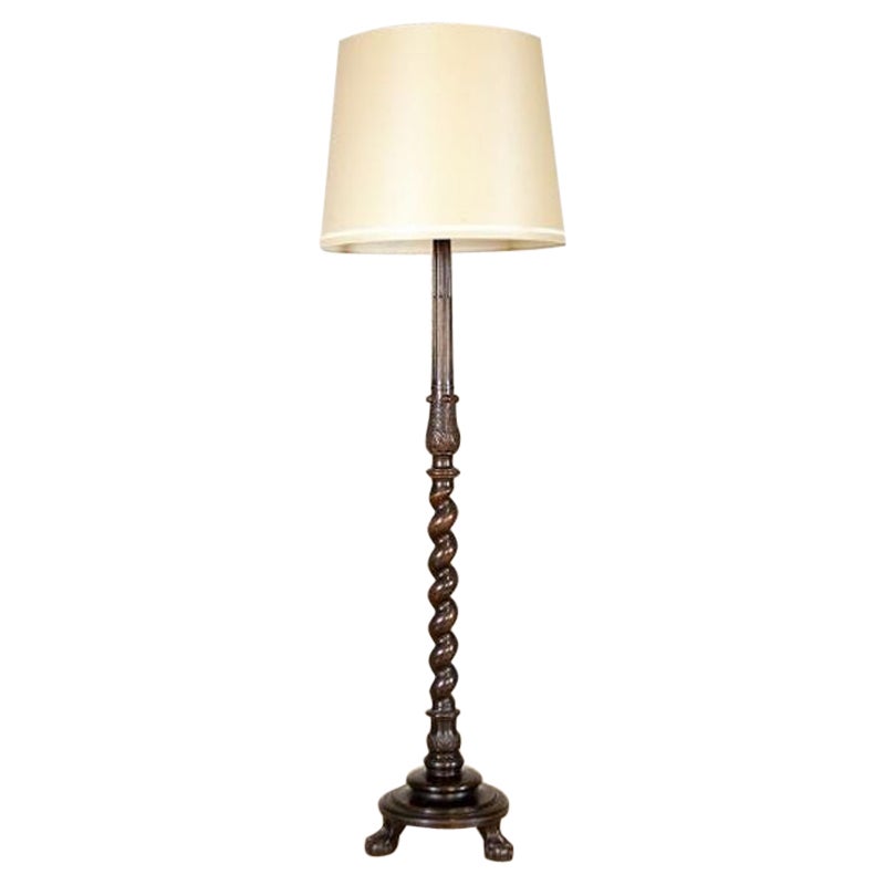 Lámpara de pie de principios del siglo XX sobre base de madera marrón de estilo Chippendale en venta