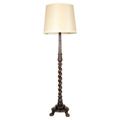 Lampada da terra dei primi del Novecento su base di legno marrone in stile Chippendale
