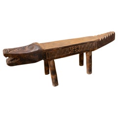 Banc en bois sculpté à la main des années 1980 en forme de crocodile avec reliefs