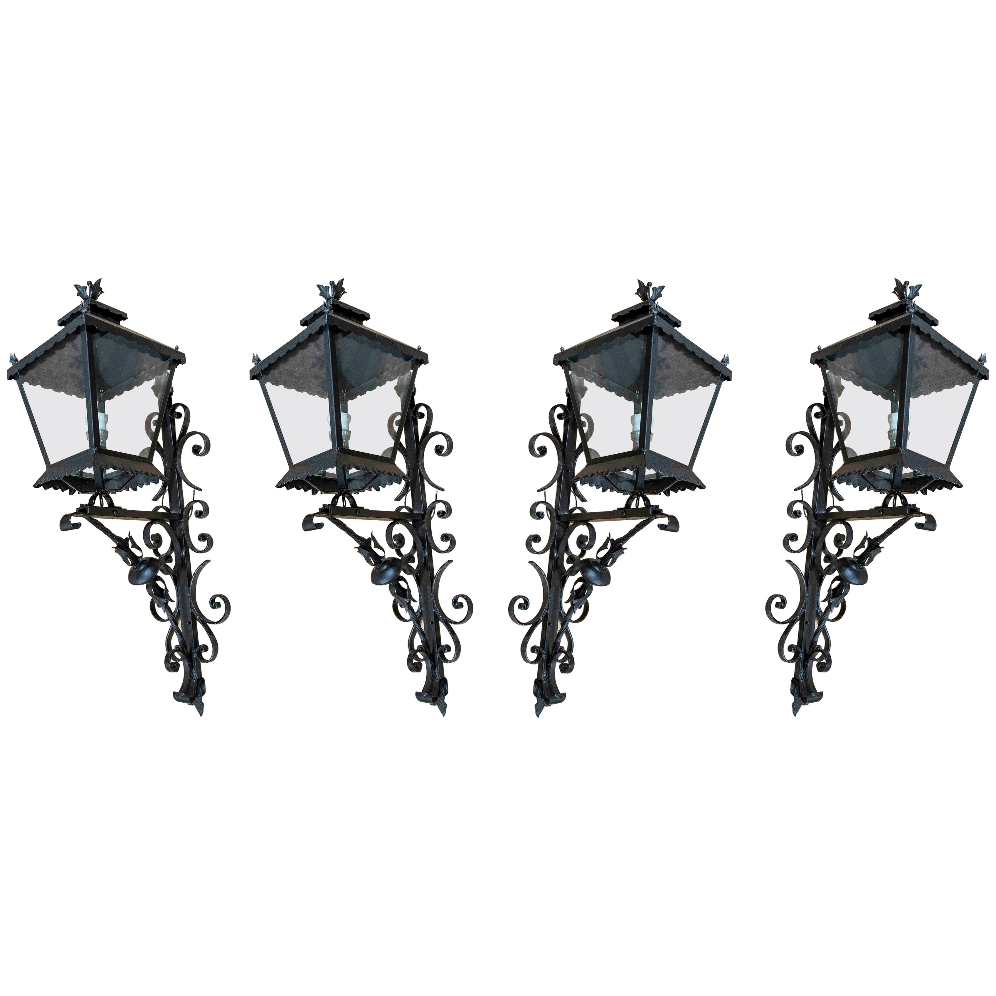 Set de cuatro faroles de pared de hierro y cristal de los años 70 en venta