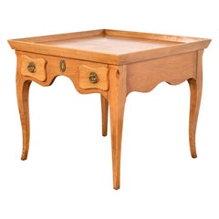 Baker Furniture Französischer Regency-Teetisch aus geschnitztem Nussbaumholz, ca. 1960er Jahre