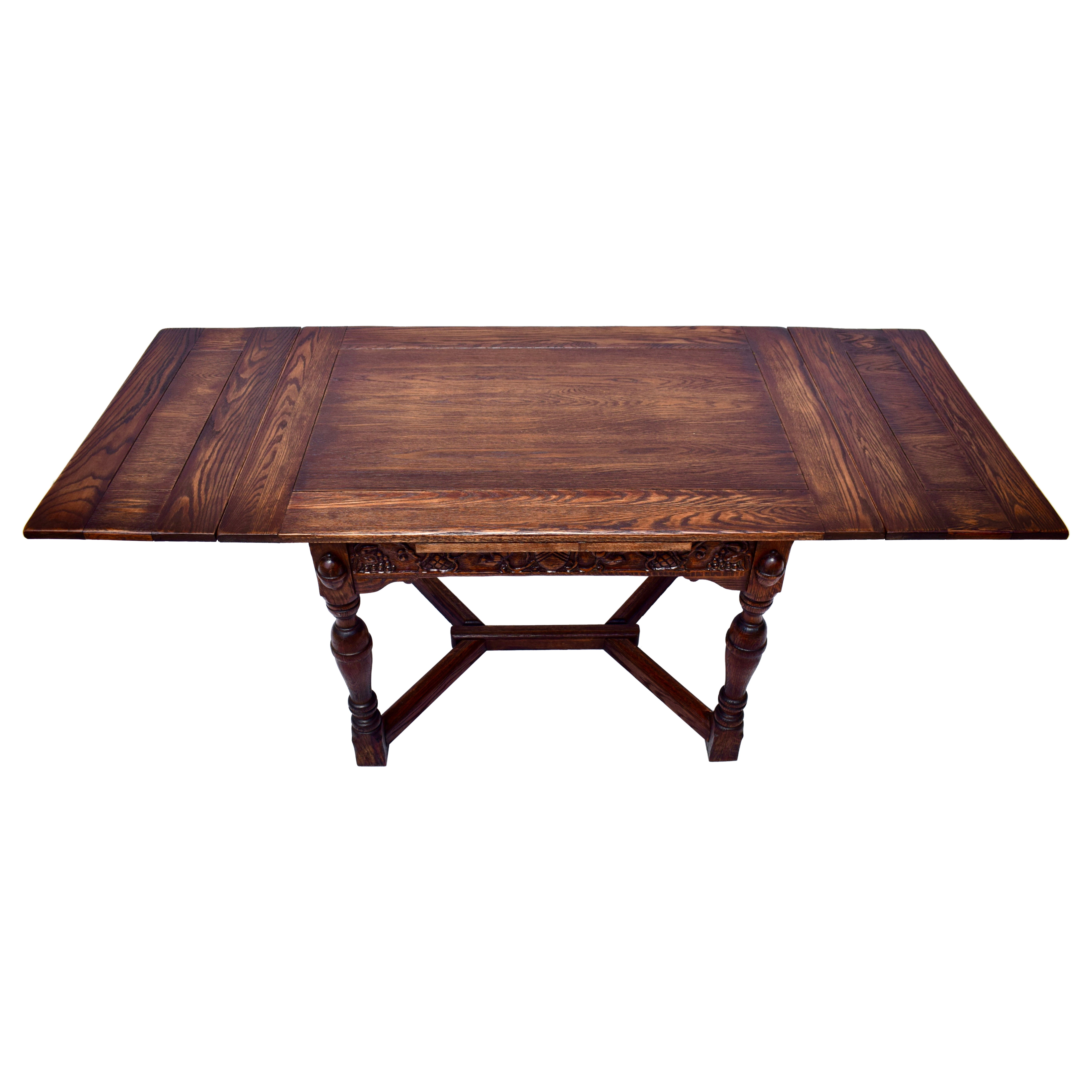 Table de salle à manger en chêne féodal Jamestown Lounge en vente