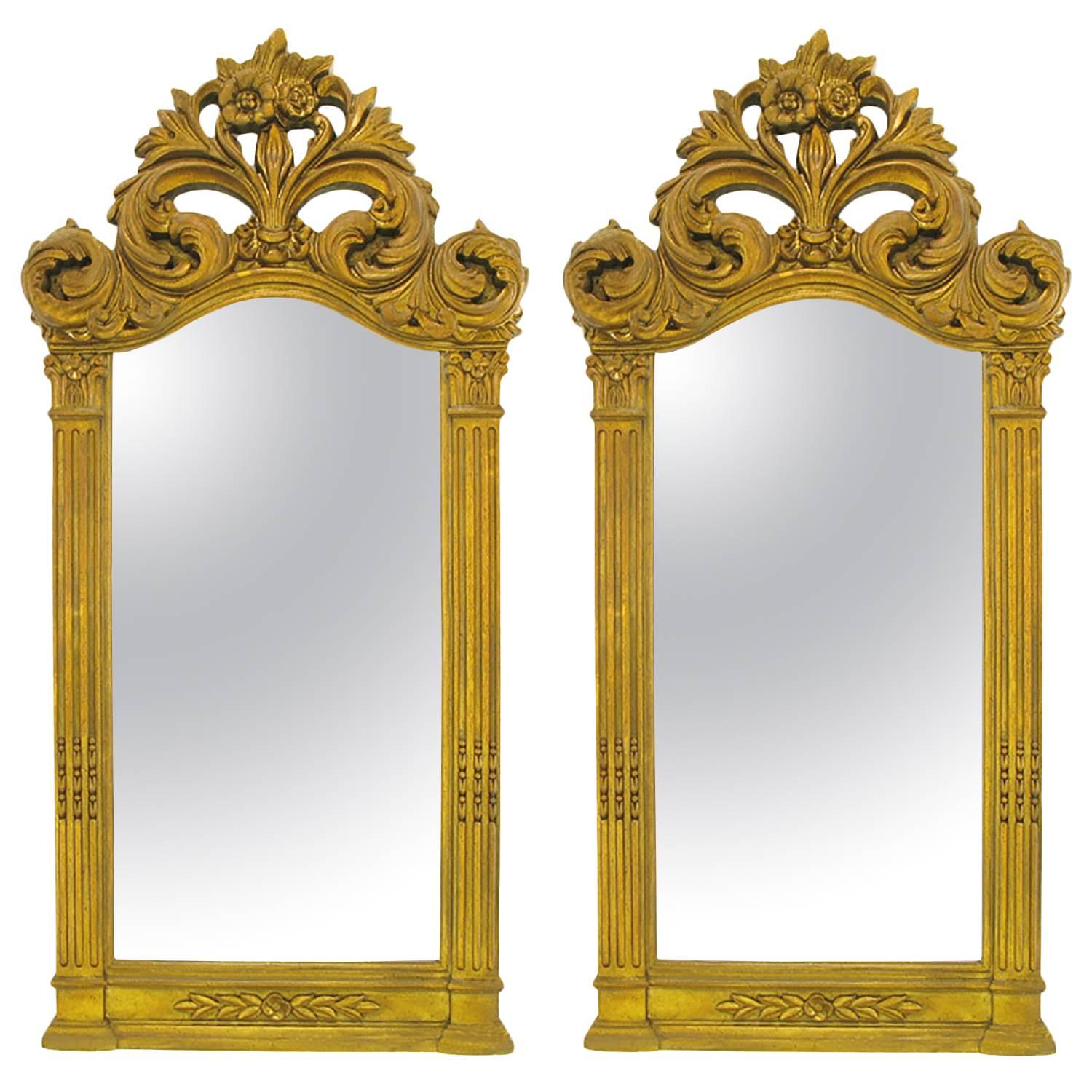 Deux grands miroirs à composition dorée de style rococo de 139 cm de haut en vente