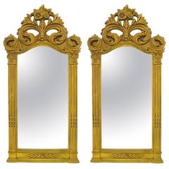Deux grands miroirs à composition dorée de style rococo de 139 cm de haut