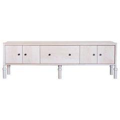 Armario multimedia moderno Mae Low de madera maciza