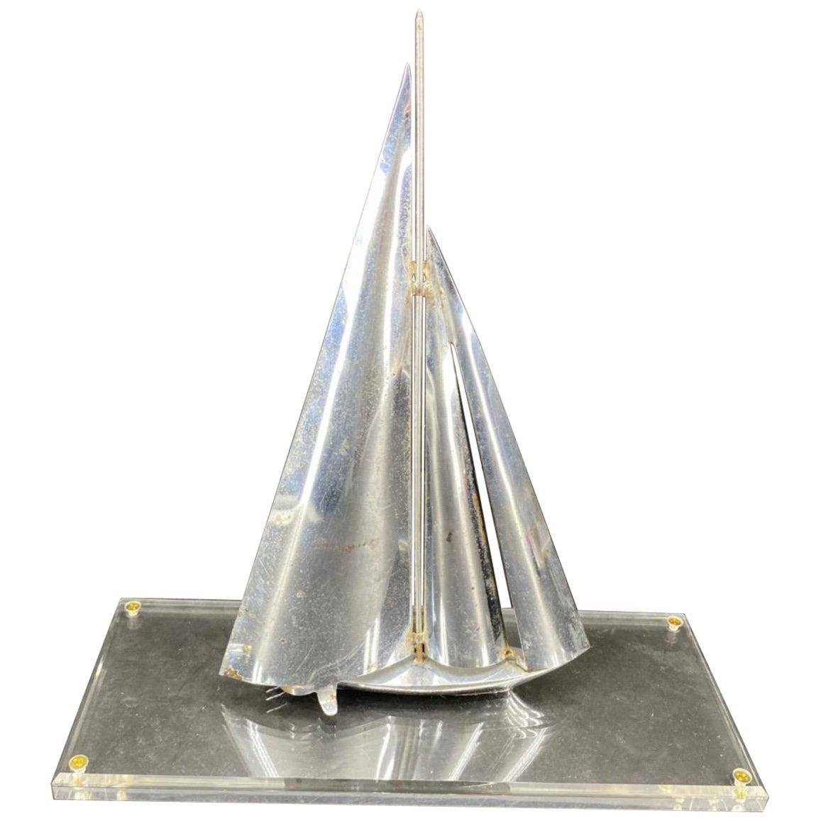 Escultura velero cromada de mediados de siglo sobre soporte de lucite
