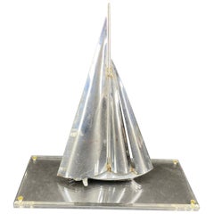 Escultura velero cromada de mediados de siglo sobre soporte de lucite